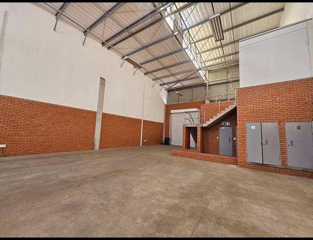 290M² WAREHOUSE TO LET IN LONGLAKE